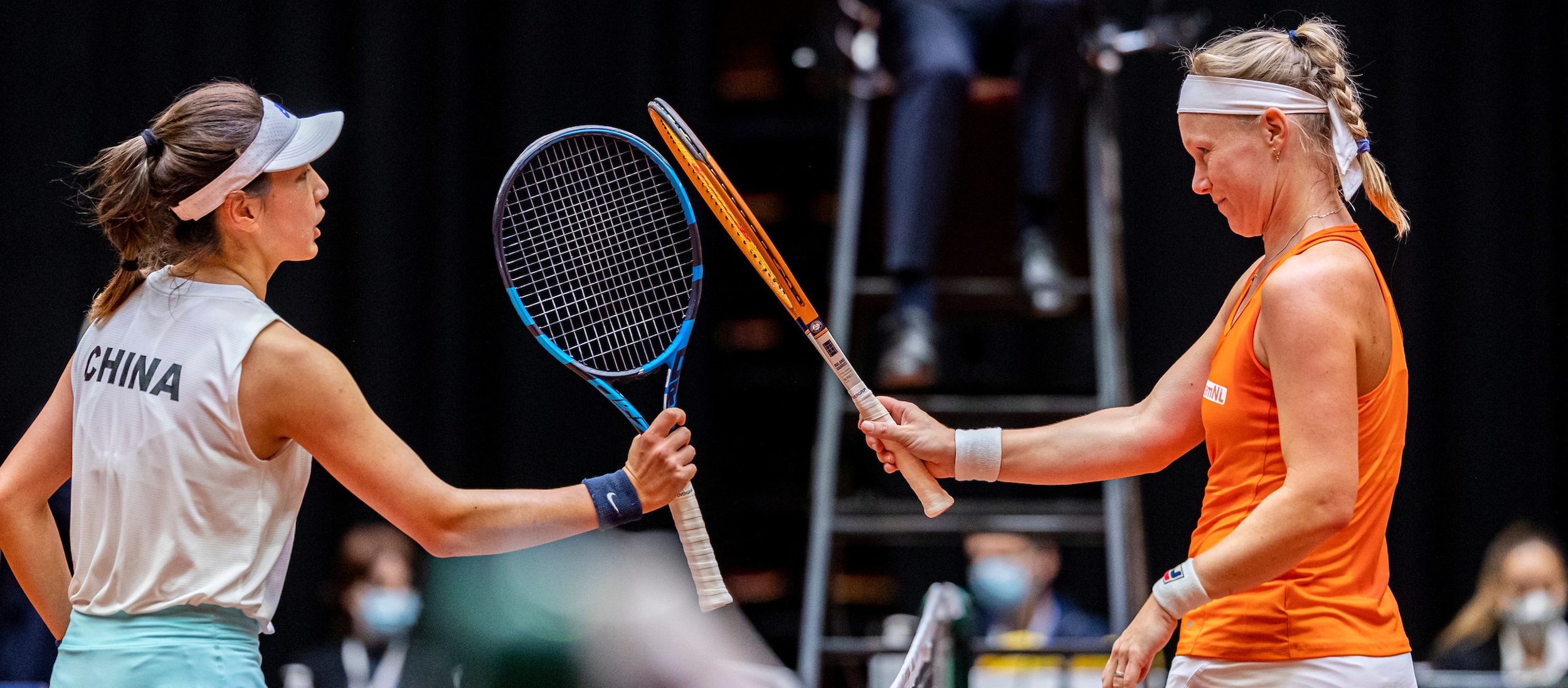 Kiki Bertens bij het net